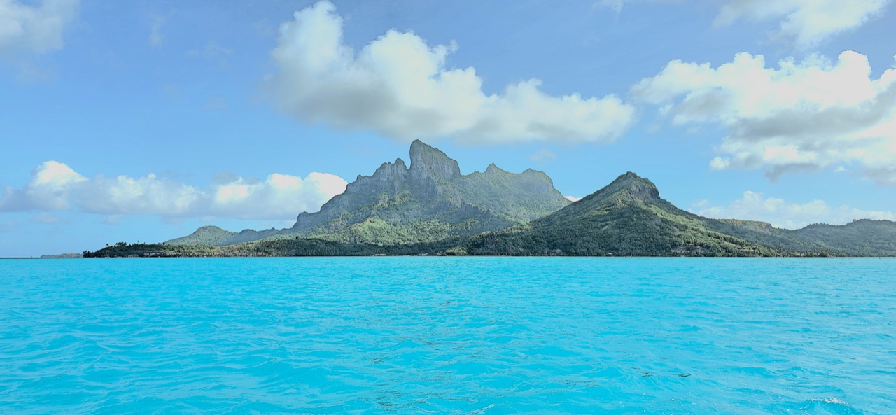 Vue du lagon de Bora Bora avec les monts Otemanu et Pahia à l'arrière-plan — territoire ancestral de Vāvau