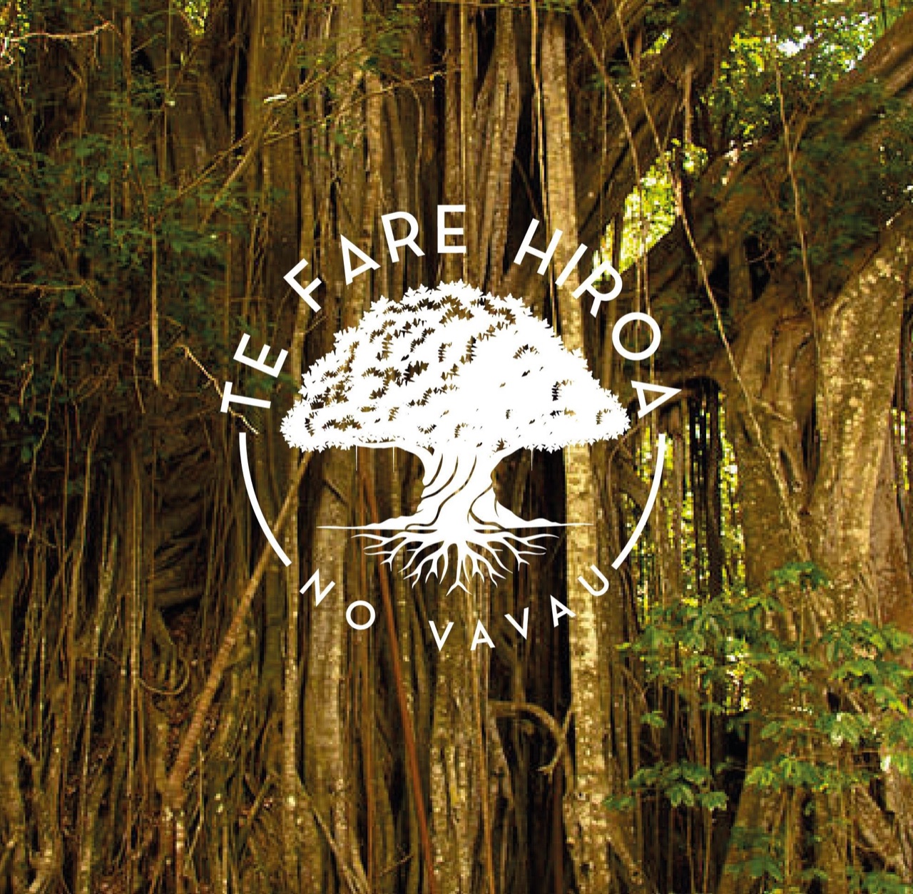 Logo de l'association Te Fare Hiro'a nō Vāvau — emblème blanc d'un banian ('ōrā), arbre sacré polynésien symbole de mémoire et d'enracinement, sur fond de racines aériennes